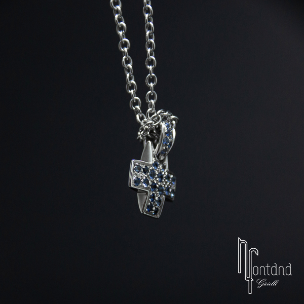Pomellato Collana collezione CROCE in oro bianco 18kt con zaffiri